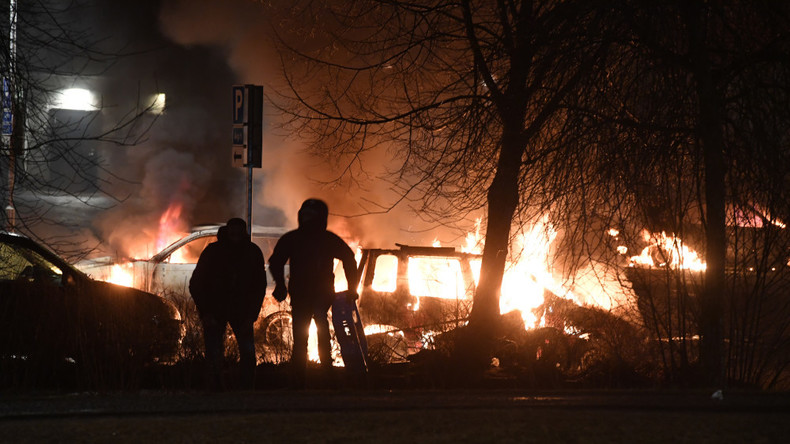 Nuit agitée dans la banlieue de Stockholm : plusieurs voitures incendiées (VIDEOS, IMAGES)
