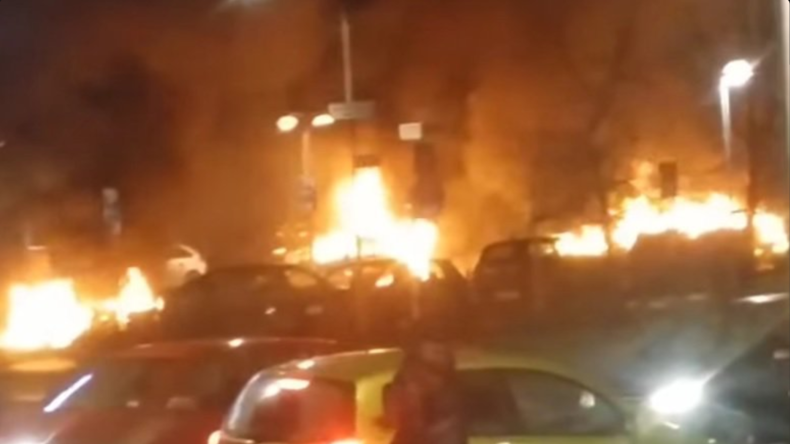 Brasiers de véhicules : les images impressionnantes des émeutes en Suède (VIDEOS)