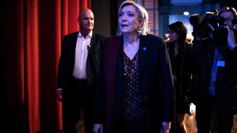 Assistants FN au Parlement européen : deux proches de Marine Le Pen en garde à vue