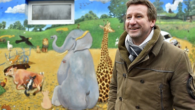 L'écologiste Yannick Jadot retire sa candidature à la présidentielle au profit de Benoît Hamon