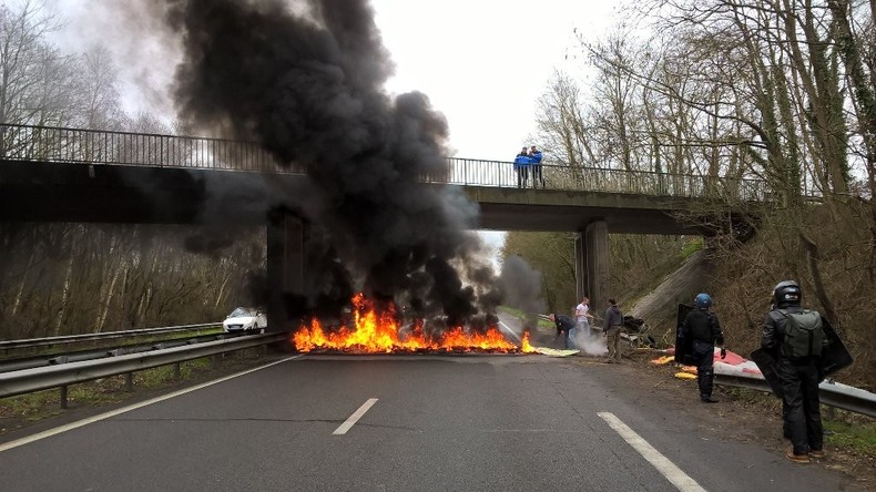 Nantes : car dégradé et feu de route en amont du meeting de Marine Le Pen (PHOTOS)