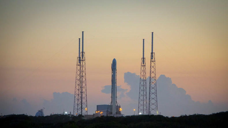 SpaceX va lancer deux touristes autour de la Lune fin 2018