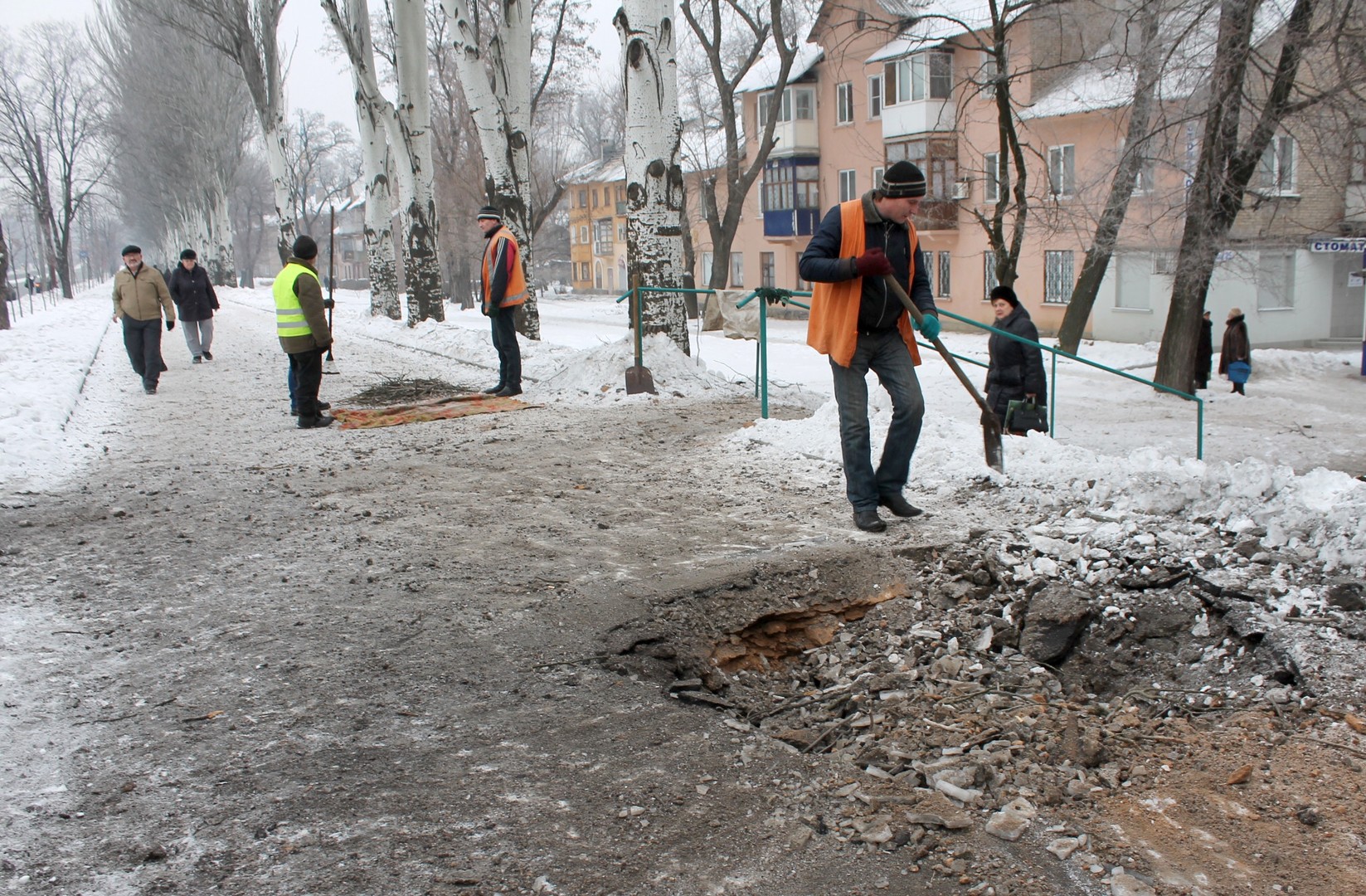 Ukraine : Donetsk se relève après plusieurs jours de bombardements
