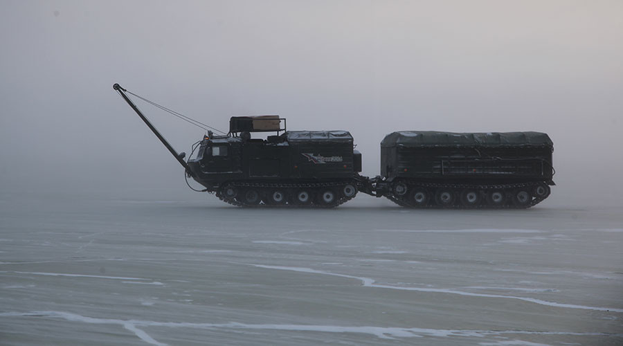 -30°C sur une mer de glace : les images du périple arctique d'un convoi militaire russe