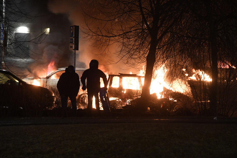 Nuit agitée dans la banlieue de Stockholm : plusieurs voitures incendiées (VIDEOS, IMAGES)