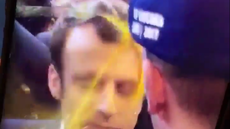 Emmanuel Macron reçoit un œuf en plein visage au salon de l'agriculture (VIDEO)