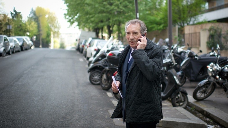 François Bayrou perd son téléphone dans un taxi, la police le retrouve… dans le sac d’un maire PS