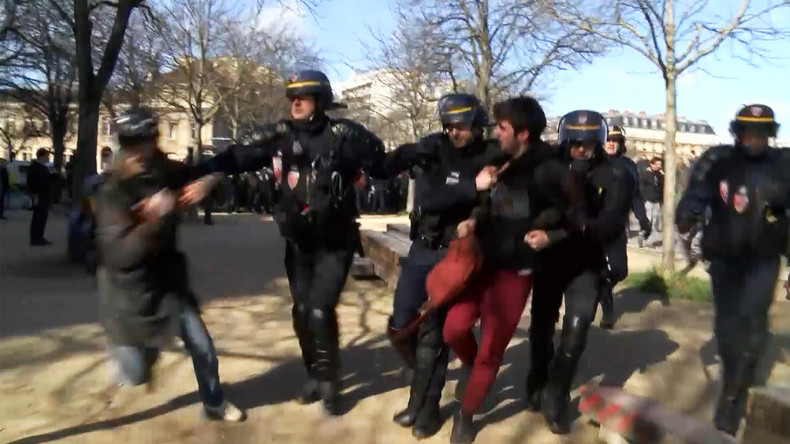 Affaire Théo : des lycéens manifestent de nouveau sur la place de la Nation (VIDEO)