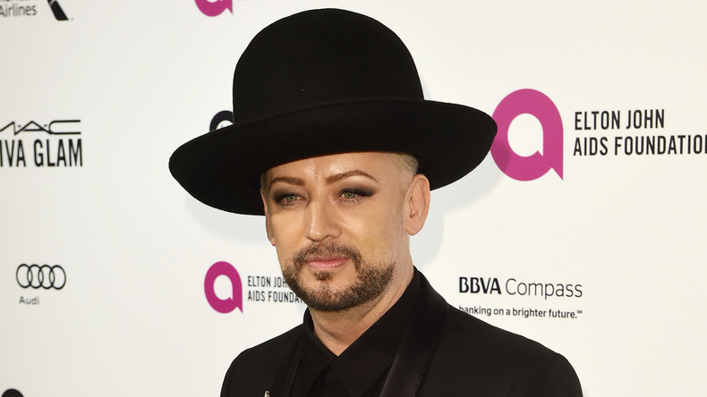 Boy George soutient Macron quelques minutes pensant qu’il est gay et de gauche
