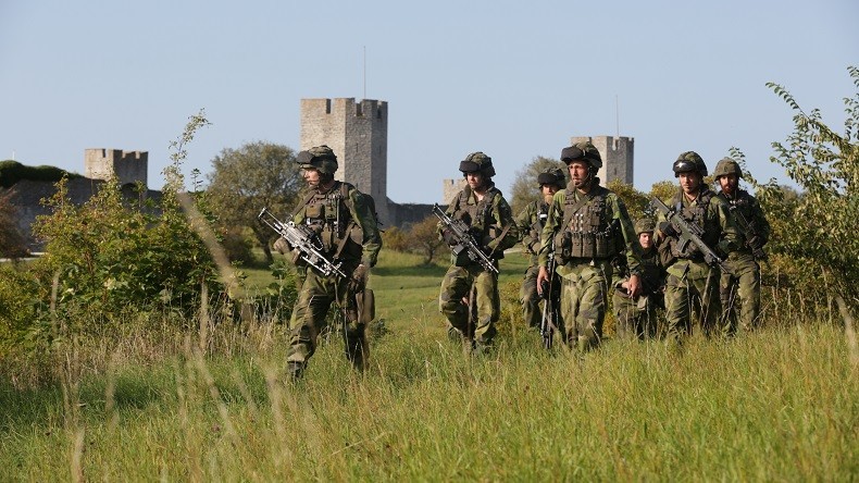 Pourquoi la Suède va réintroduire le service militaire obligatoire sans distinction de genre
