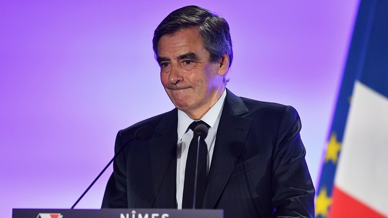 #UnCadeauPourFillon : les internautes pensent à l'anniversaire du candidat, en meeting à Paris
