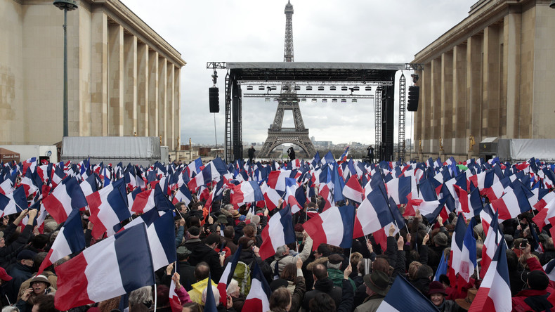 Des milliers de personnes au rassemblement de soutien à François Fillon à Paris, malgré la pluie
