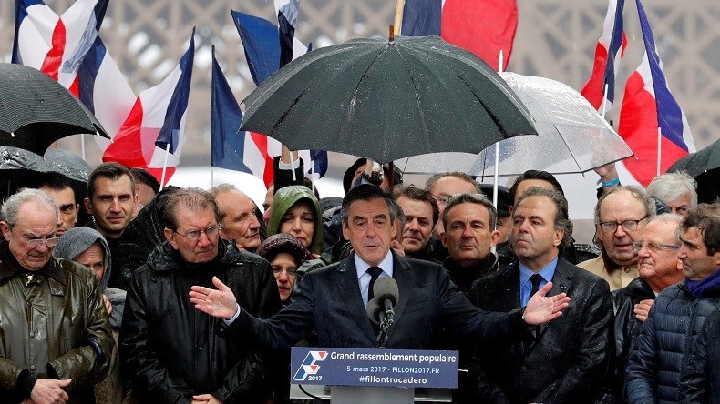 «Et pourquoi pas un million ?» : Twitter se moque des «200 000 personnes» au meeting de Fillon