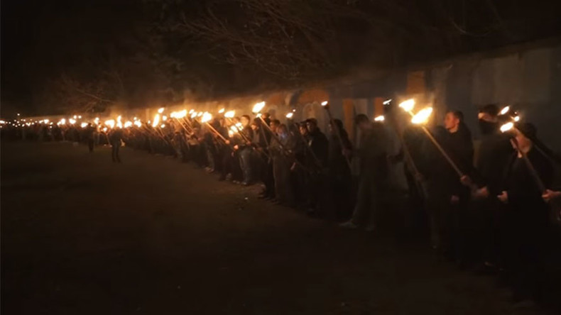 Des nationalistes ukrainiens honorent un collaborateur nazi lors d'une marche aux flambeaux (VIDEOS)
