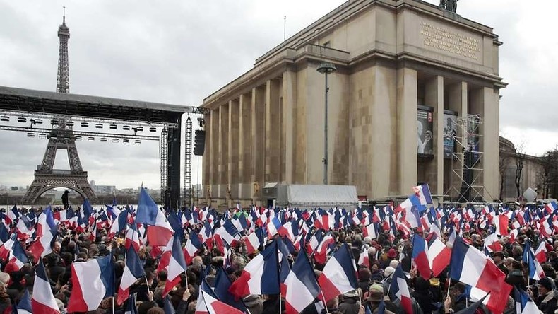 «Faut dire 200 000 !» : au Trocadéro, l'équipe de Fillon oublie la présence d'un micro (VIDEO)