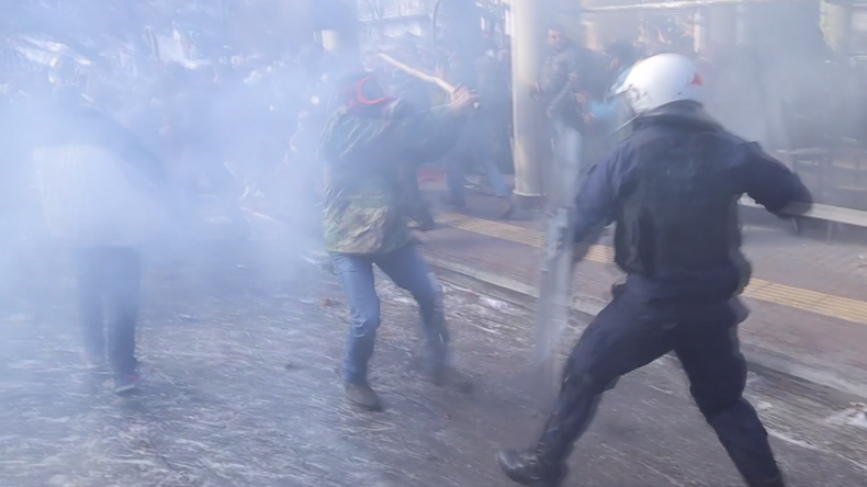 Athènes : gaz lacrymogènes et grenades assourdissantes contre des agriculteurs en colère (VIDEO)