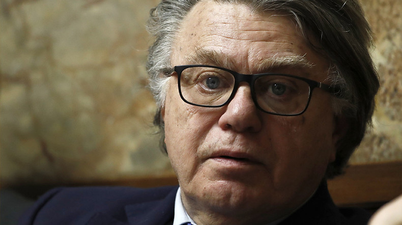 Champion de la transparence ? Gilbert Collard livre tous ses mots de passe dans un tweet
