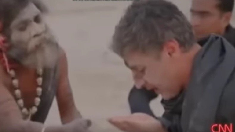 Un journaliste de CNN mange un cerveau humain dans son émission (IMAGES CHOC)