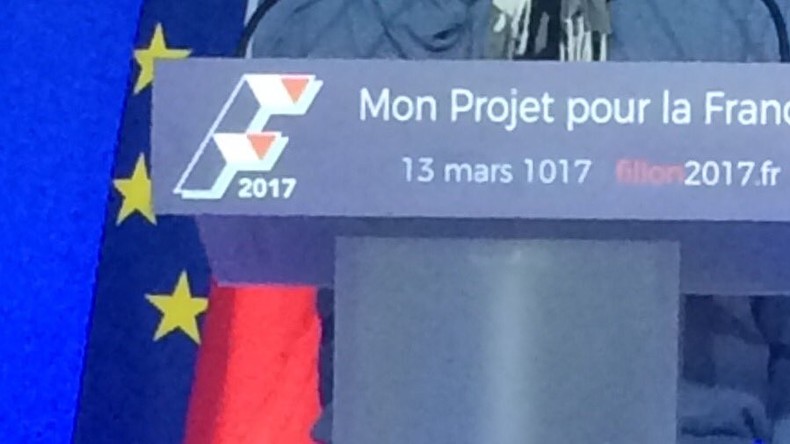 Faille temporelle : quand le pupitre de François Fillon indique la date du 13 mars... 1017 (VIDEO)