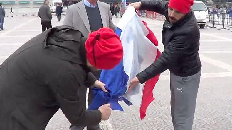 Des manifestants turcs mettent le feu à un drapeau néerlandais... ou français ? (VIDEO)