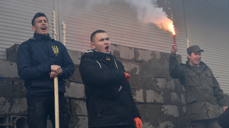 Maçonnerie : des radicaux ukrainiens condamnent l'entrée d'une banque russe à Kiev (VIDEO)