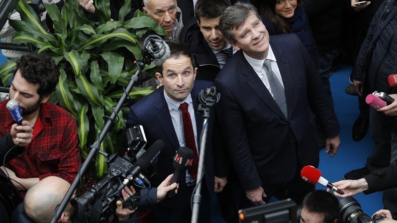 Montebourg demande à Mélenchon d'abandonner la course pour faire gagner Hamon