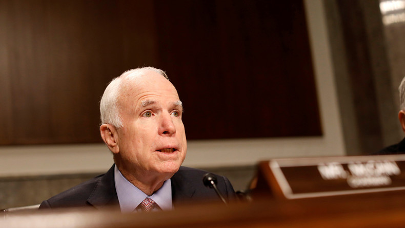 «Rand Paul travaille pour Vladimir Poutine» : John McCain craque devant les sénateurs