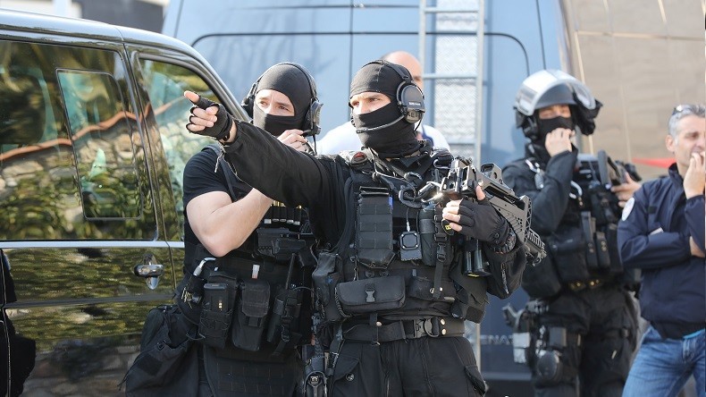 Fils d'un élu local et passionné d'armes, le profil de l'assaillant de Grasse se précise