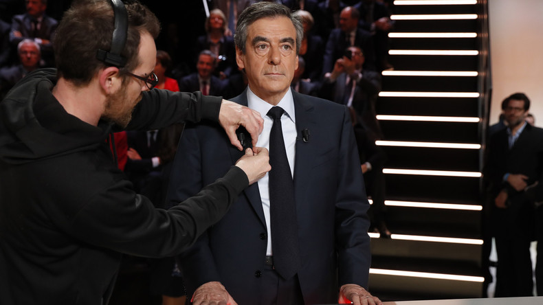 Fillon a t-il été coaché par sa conseillère en communication par SMS lors du débat ?