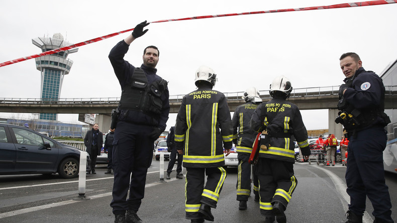 Attaque d'Orly : deux hommes mis en examen et écroués par les juges antiterroristes