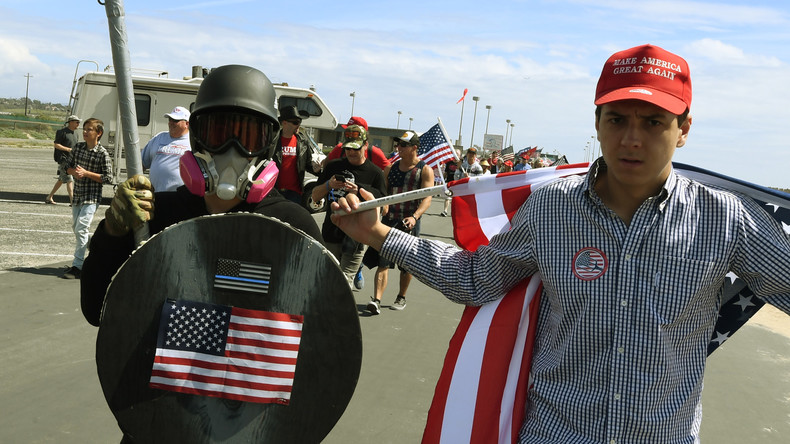 Des pro et anti-Trump s'affrontent lors d'une mobilisation de soutien au président américain (VIDEO)