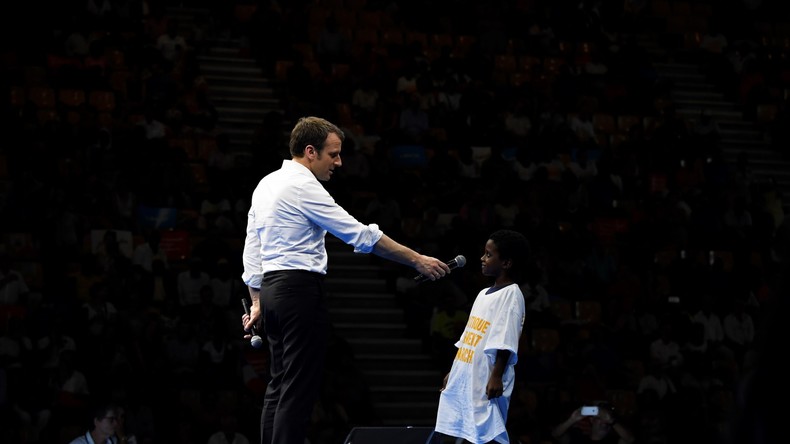Devant une salle à moitié vide, le curieux meeting d'Emmanuel Macron à la Réunion