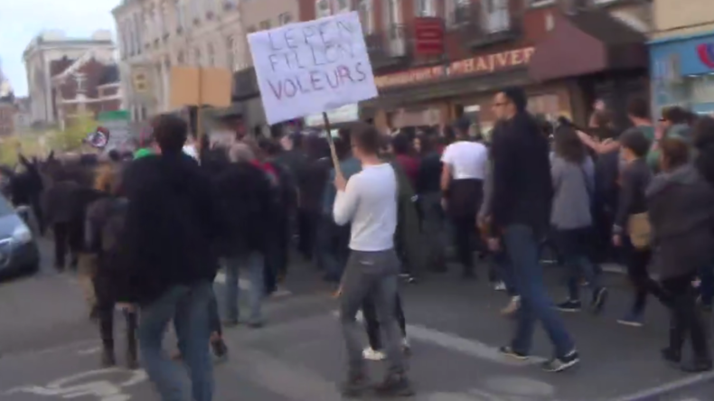 A Lille, des manifestants protestent contre la tenue du meeting de Marine Le Pen (VIDEOS)