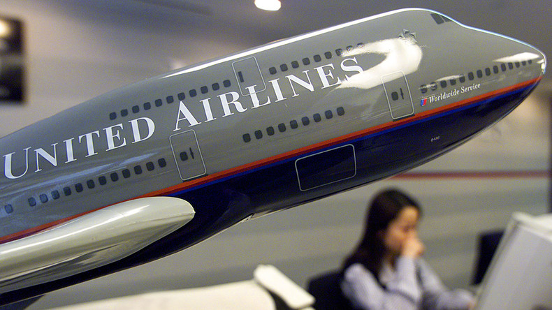 Quand United Airlines refuse les filles en leggings sur ses vols, Twitter lui tire dans les jambes