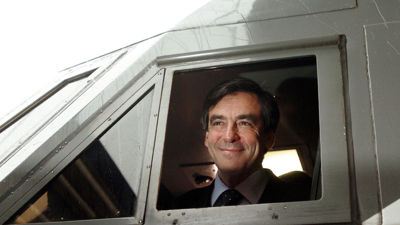 Attendu au Croisic, François Fillon change de train et sème les casseroles des manifestants
