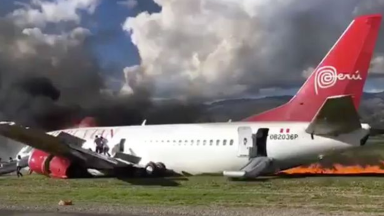 Spectaculaire sortie de piste d'un avion de ligne au Pérou (VIDEO)