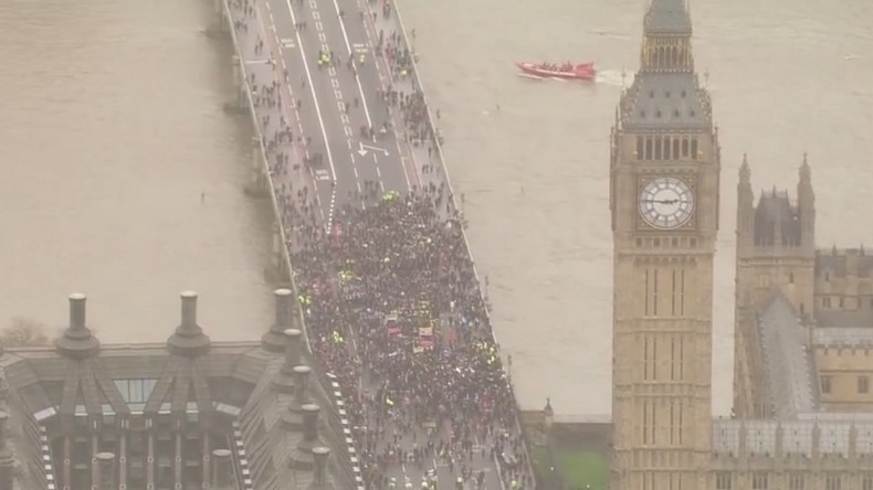 Commémorations sur le pont de Westminster une semaine après l'attaque de Londres