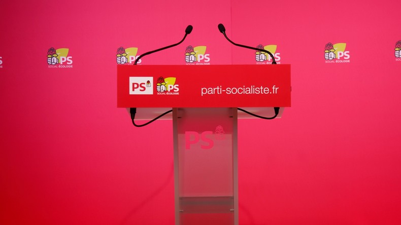Face au soutien de Valls à Macron, une militante PS porte plainte pour «abus de confiance»