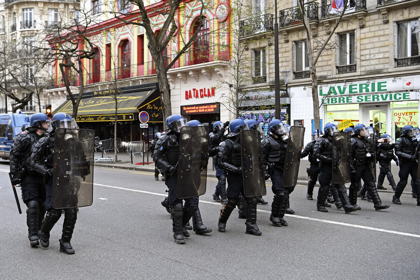 Echauffourées lors de la marche contre les violences policières à Paris (IMAGES)