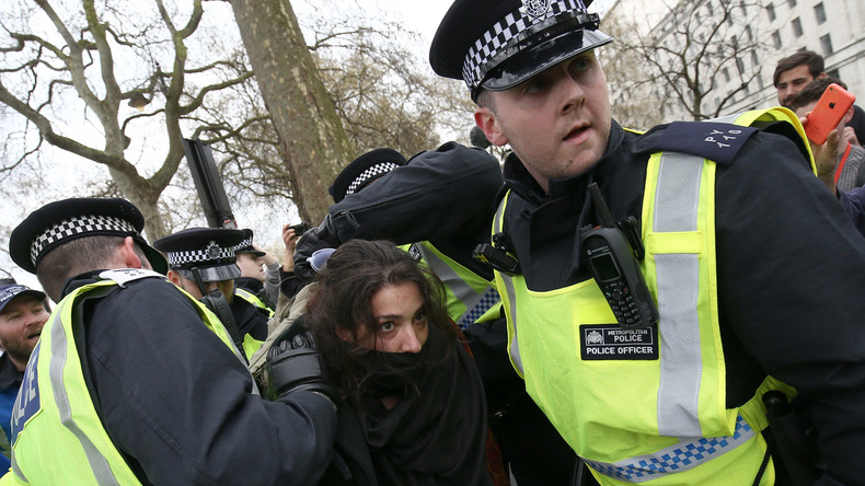 La police sépare des manifestants anti-islam et antifascistes à Londres (VIDEO)