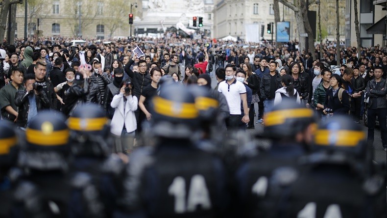 L'hommage à Liu Shaoyao vire à l'affrontement avec la police, à Paris (IMAGES)