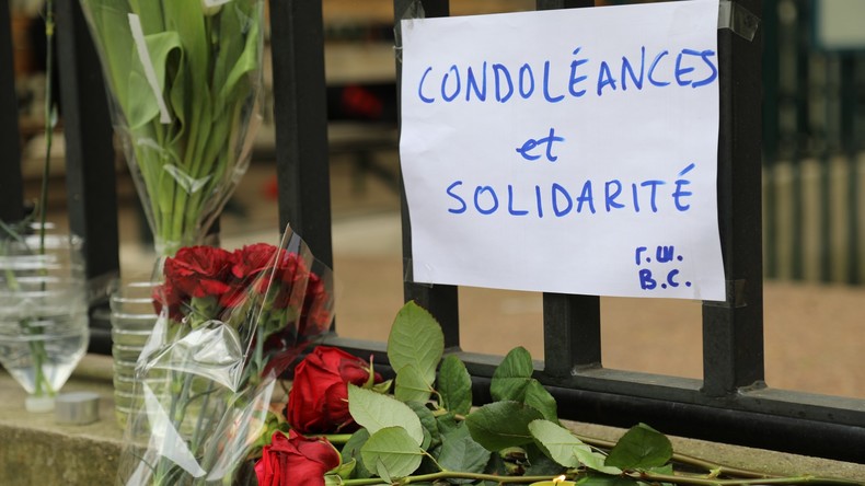 Hommage aux victimes de l'attentat de Saint-Pétersbourg devant l'ambassade de Russie à Paris