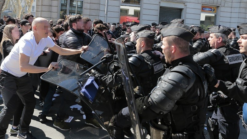 Bagarres et exclusions de manifestants à Ajaccio, la salle du meeting de Le Pen évacuée (IMAGES)