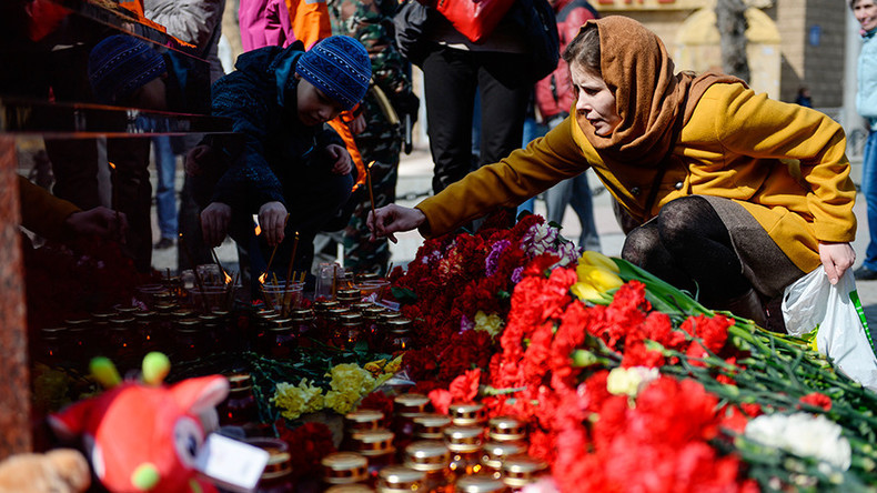 Des dizaines de milliers de personnes pleurent les victimes de l’attentat de Saint-Pétersbourg