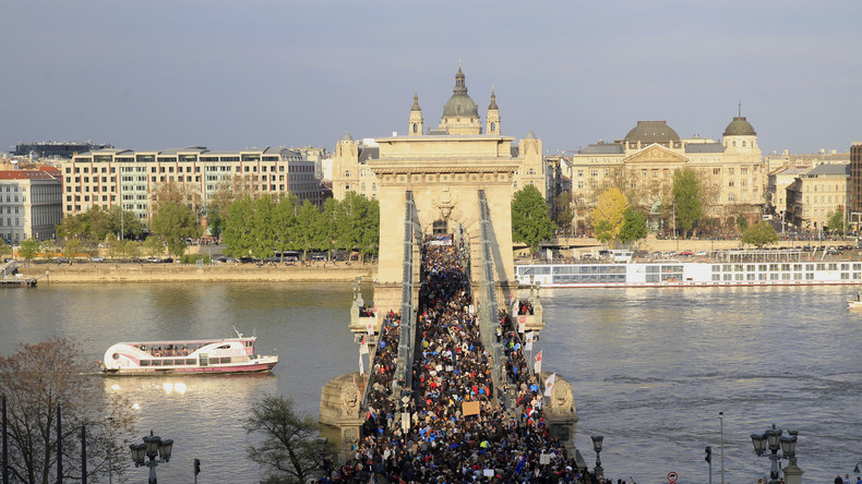 70 000 manifestants à Budapest contre la fermeture de l'«université Soros» (VIDEO)