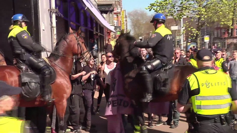 Pays-Bas : à cheval et à coups de bâton, la police repousse les antifas à Groningue (VIDEO)
