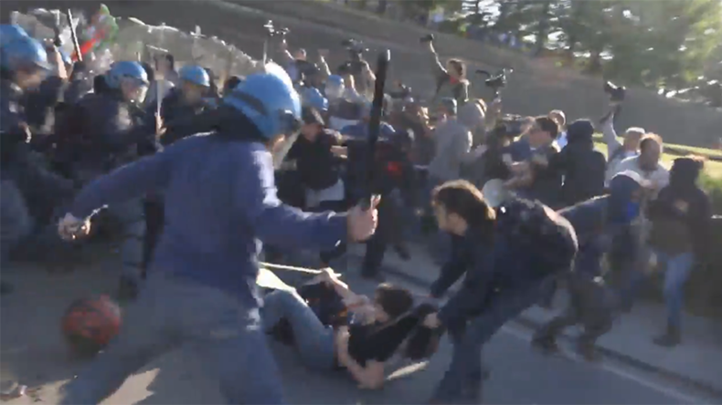 Heurts entre manifestants et policiers en marge du G7 à Lucques (VIDEOS)