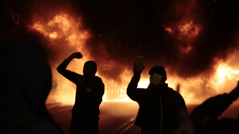Barricades en flammes et fumigènes : les surveillants bloquent la prison de Fleury-Mérogis (IMAGES)