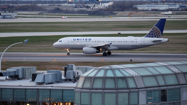 United récidive, cette fois en menaçant un passager de lui passer les menottes