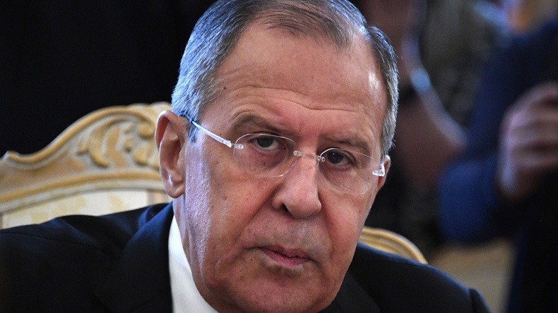 «Qui vous a élevé ?» : Lavrov recadre une journaliste américaine un peu trop pressée (VIDEO)